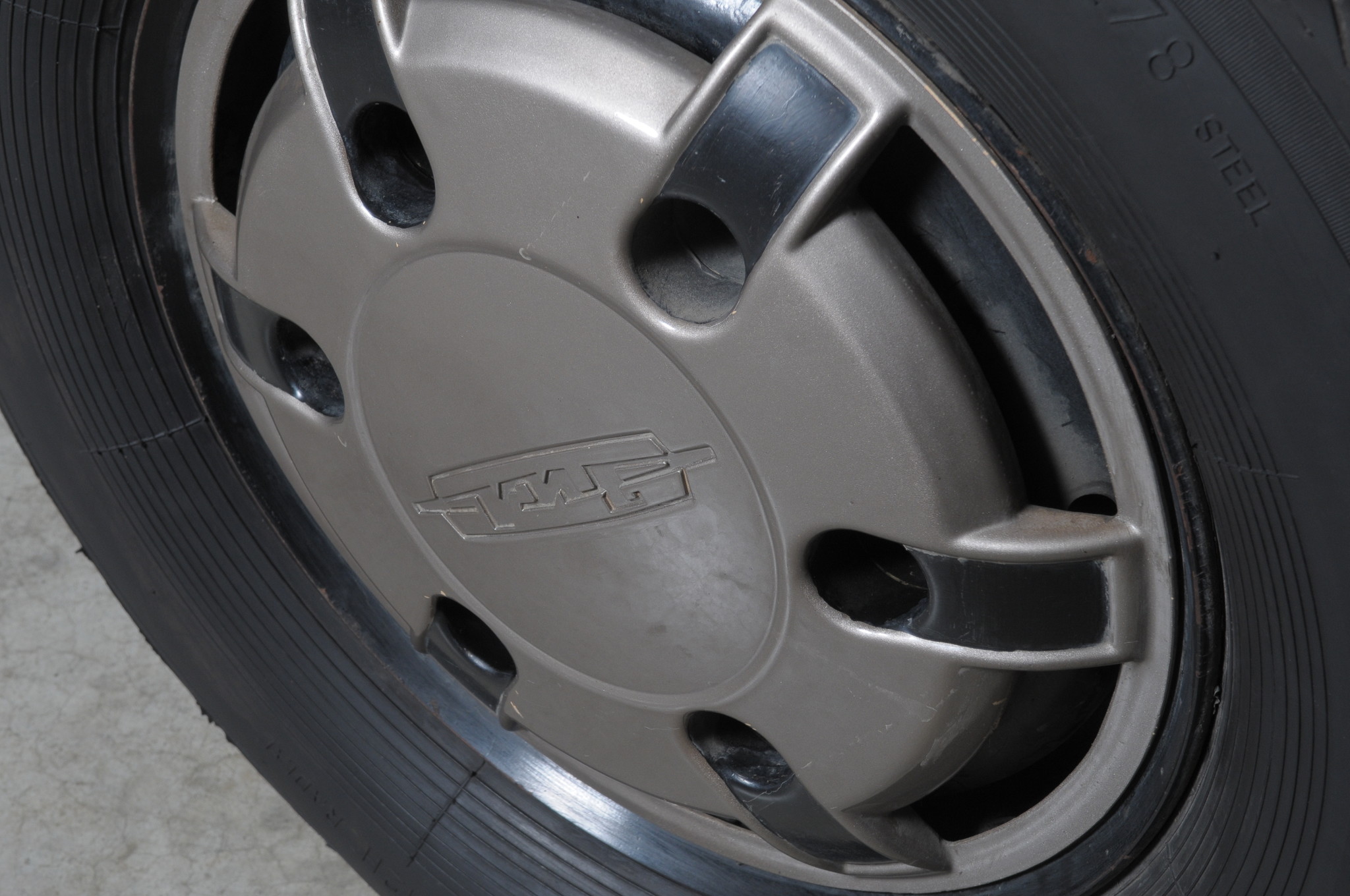 Оригинальный дизайн колёсных дисков ЗИЛ-4102 был защищён специальным патентом