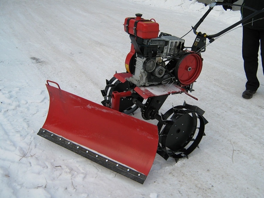 Мотоблок с отвалом для снега