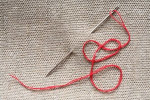 Как быстро вставить нитку в иголку с маленьким ушком: пошаговая инструкция