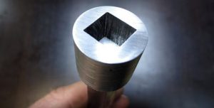 Как сделать квадратное отверстие в толстом металле? Пошаговая инструкция