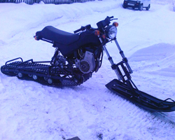 Снегоход из мотоцикла с сохраненной рамой