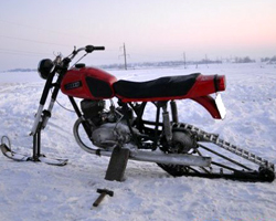 Красный снегоход из мотоцикла ?Иж?