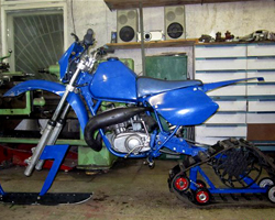 Синий снегоход из мотоцикла в цеху