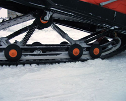 Задняя подвеска снегохода с установленными черными склизами