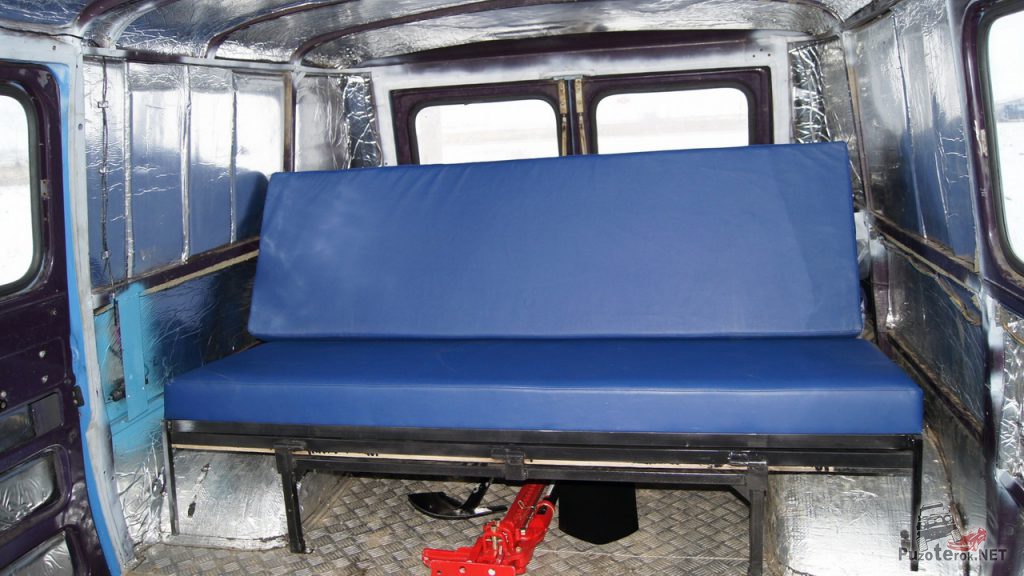 Раскладывающийся диван-трансформер в УАЗ Буханка