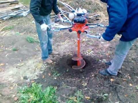 Выкапывание ямы с помощью ручного ямобура