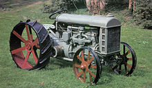 Fordson Трактор Модель F, выпускаемый с 1917 года