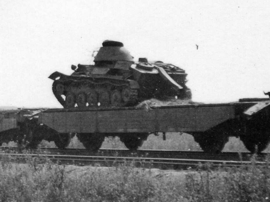 ​Единственная на сегодняшний день фотография Т-70 с литой башней на фронте. Эшелон, на котором везли танк, был захвачен немцами летом 1942 года - Т-70: подросший малыш 
