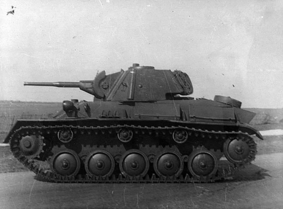 ​Эта же машина слева. В таком виде Т-70Б выпускали до конца октября 1943 года - Поверхностная модернизация лёгкого танка 